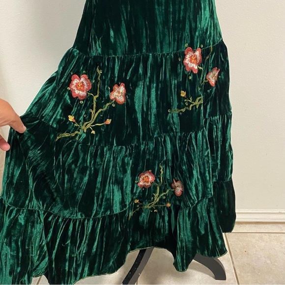 Runway 101 Maxi Skirt Women's Size Medium Emerald Green Embroidered Velvet Skirt - Picture 3 of 13